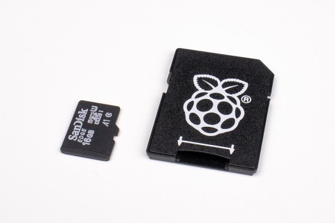 Immagine: MicroSD con Raspberry Pi OS
