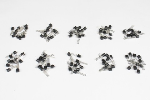 Immagine: Set assortito di transistor bipolari NPN e PNP