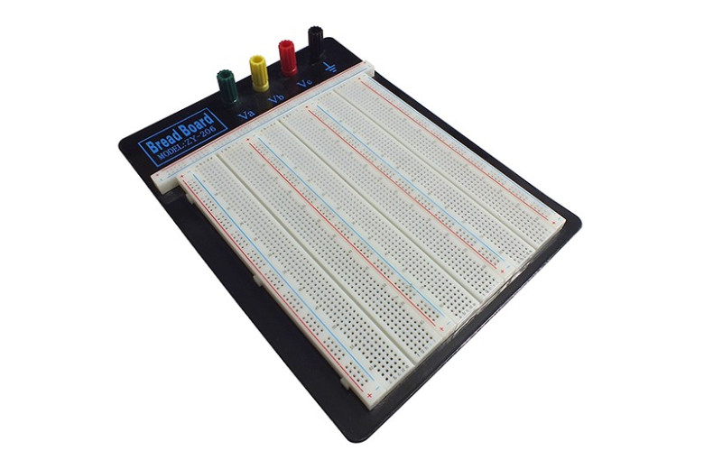 Breadboard con 2390 punti di connessione